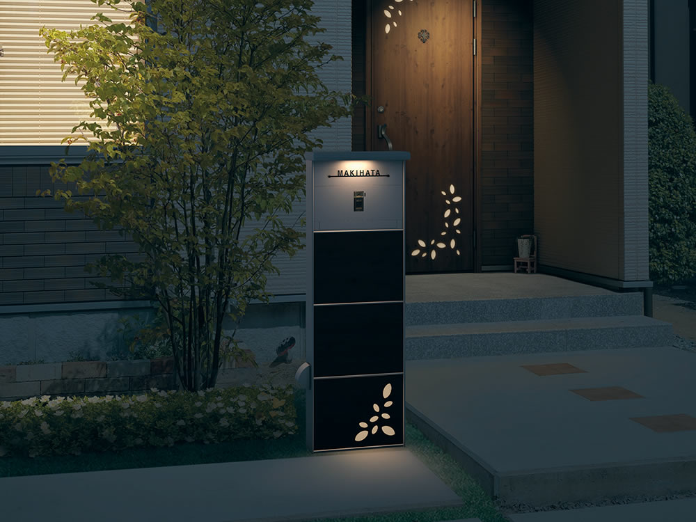 三協アルミ　モダン　おしゃれ　エクステリア　愛知・名古屋の外構専門店パートナーホームのエクステリア　製品一覧　機能門柱 アクセンティア　 独立仕様／デザインタイプ　night scene 独立仕様／デザインタイプ　night scene ポスト前入れ後出しタイプ／テレビインターホンカバー〈ATｰKMｰTCH2〉／表札〈KPｰKMGｰCMｰ1：ブラック〉／外部コンセント〈CPOP〉|パートナーホーム