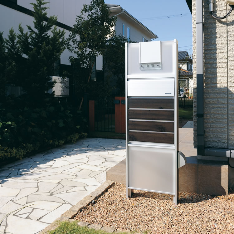 三協アルミ　モダン　おしゃれ　エクステリア　愛知・名古屋の外構専門店パートナーホームのエクステリア　製品一覧　機能ポール　スリムモダン　 FAL FAL（トラッドオーク・サンシルバー） ポスト前面パネル〈KPSｰPTｰB〉／目隠しカバー〈KPSｰMC〉／意匠パネル：採光パネル〈KPSｰ1P〉／表札〈KPSｰG：クリア〉／下部照明〈KPSｰLIT〉／外部コンセント〈CPOP〉|パートナーホーム