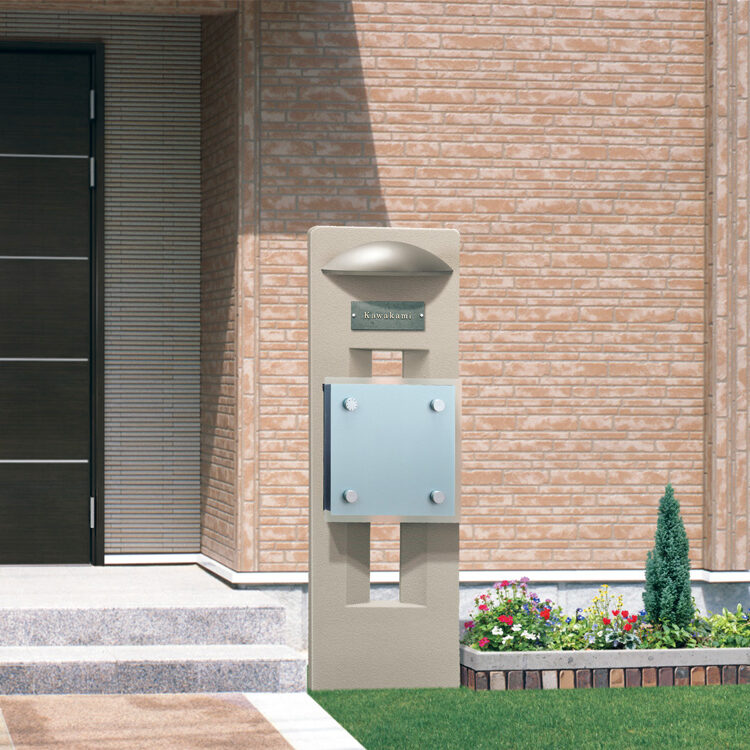 三協アルミ　モダン　おしゃれ　エクステリア　愛知・名古屋の外構専門店パートナーホームのエクステリア　製品一覧　機能ポール　ジアル　3型 ベージュ／表札〈A-Y1：ヨーロピアングリーン（GE）〉／ポスト〈SWM-S1：シルバー（RSI）〉／ポスト取り付け金具〈KPG-3-PD〉／照明〈PD29K型：アーバングレー（KUC）〉|パートナーホーム