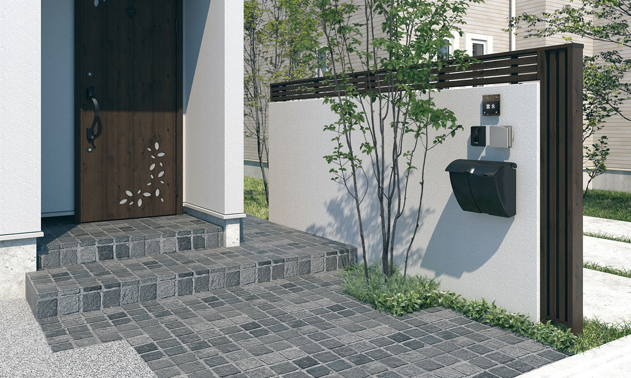 三協アルミ　モダン　おしゃれ　エクステリア　愛知・名古屋の外構専門店パートナーホームのエクステリア　製品一覧　門まわり装飾　フィオーレ　 フェンス（両面意匠）／スクリーン（両面意匠） フェンス（両面意匠）／スクリーン（両面意匠） 白壁にシックな木調をチョイス。玄関ドアと合わせ、空間にワンポイントアクセント。 フェンス・スクリーン：FAC（トラッドオーク・ダークブロンズ）|パートナーホーム