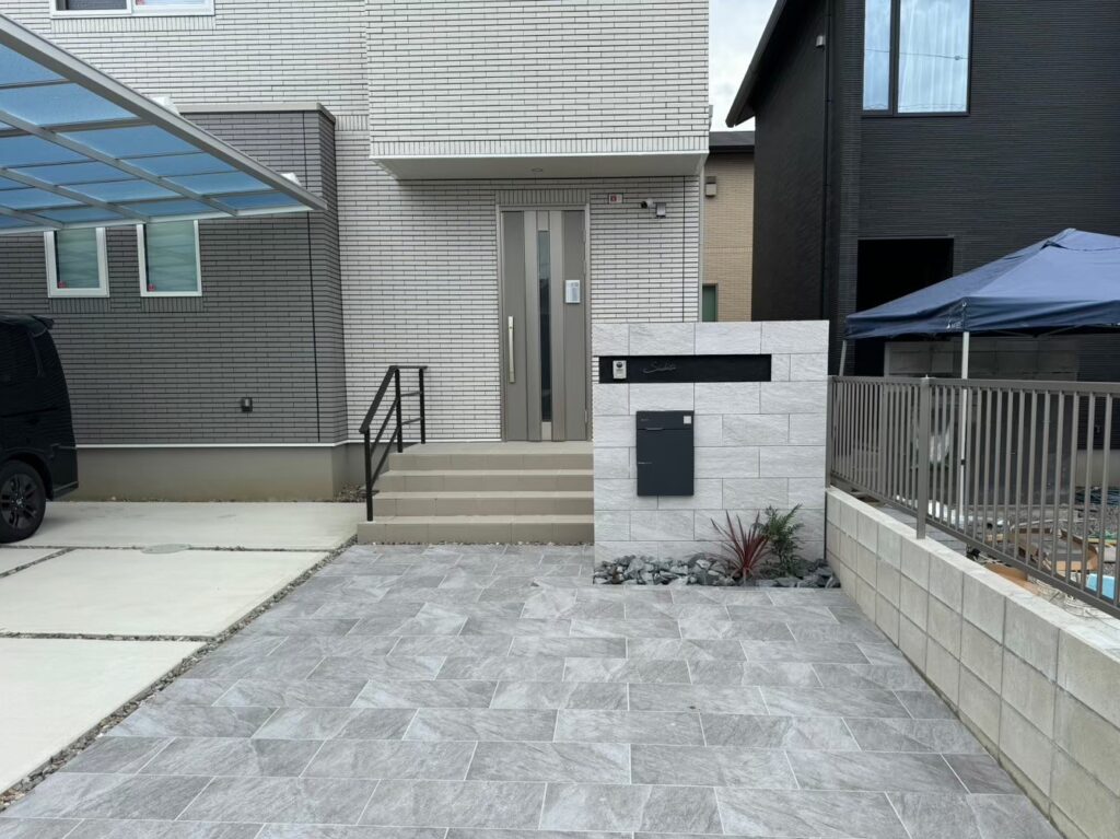 ～片支持屋根のカーポートとタイル貼りの門周り～新築外構工事　玄関前タイル　門塀　門まわいデザイン　エクステリア　パートナーホーム|パートナーホーム