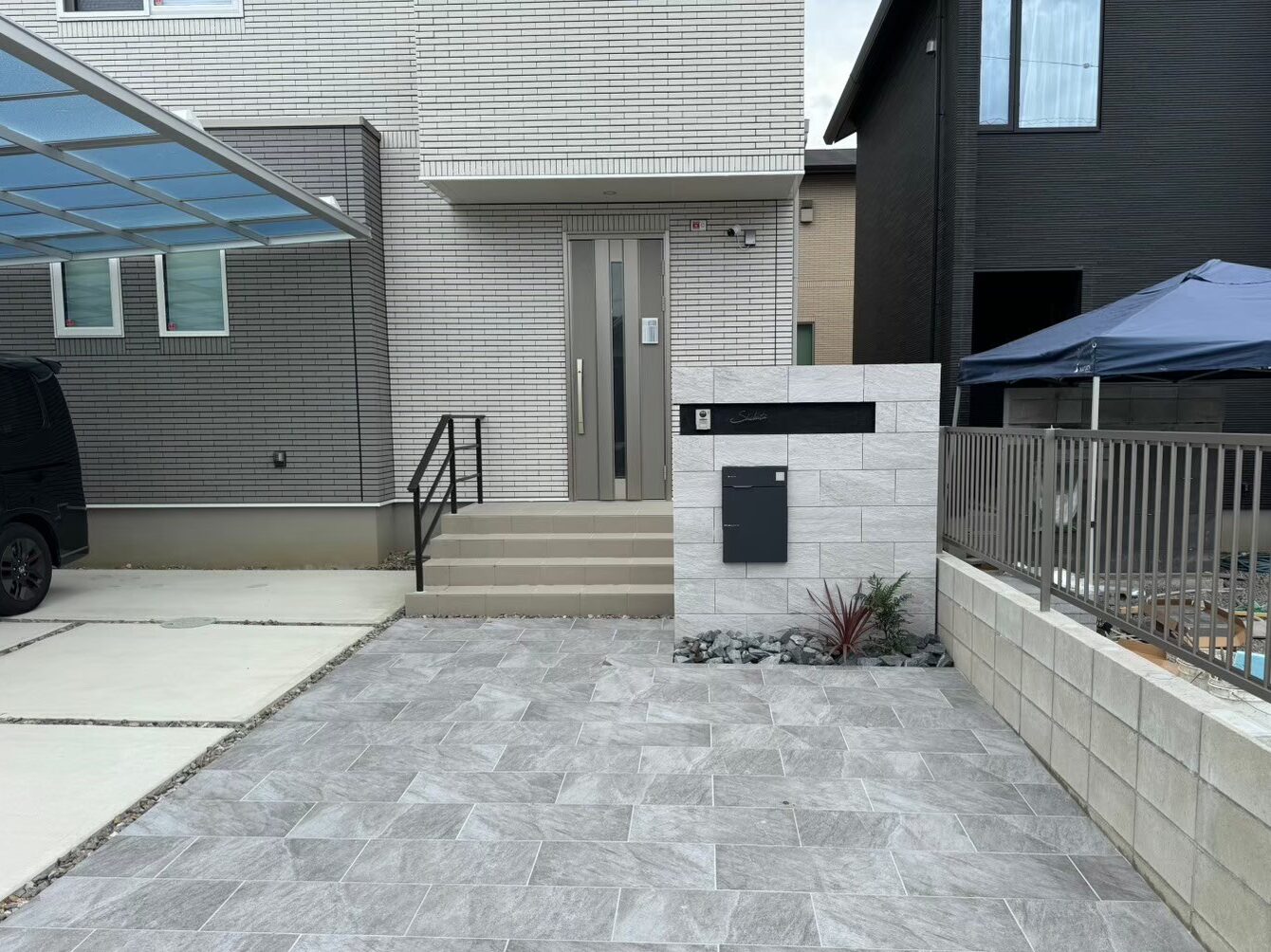 ～片支持屋根のカーポートとタイル貼りの門周り～|新築外構工事　玄関前タイル　門塀　門まわいデザイン　エクステリア　パートナーホーム|パートナーホーム