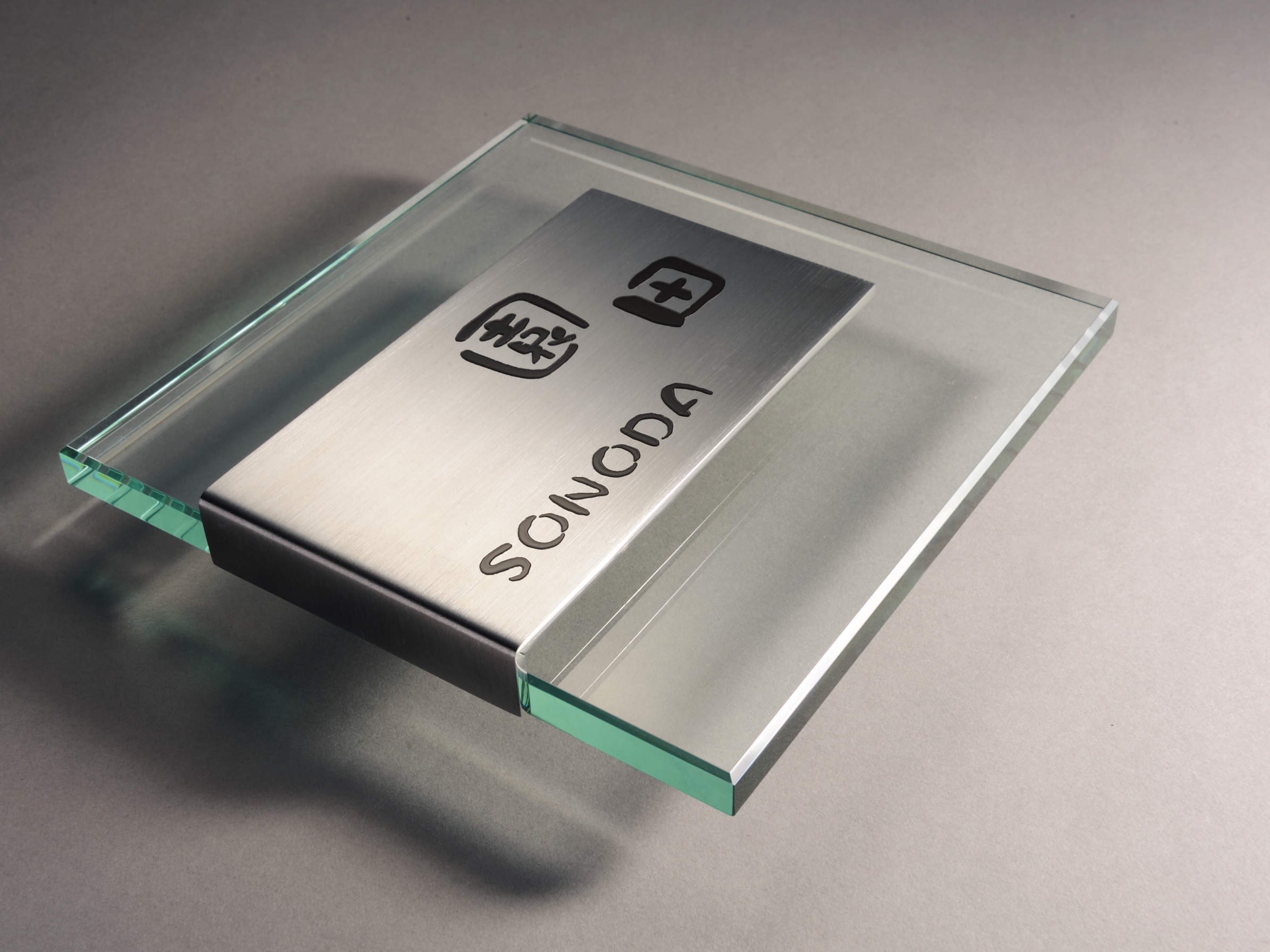 三協アルミ　表札　ステンレス＋ガラス【外構エクステリア商品】|三協アルミ　モダン　おしゃれ　エクステリア　愛知・名古屋の外構専門店パートナーホームのエクステリア　製品一覧　ステンレス＋ガラス　シャープな輝きのステンレスとガラスの透明感がスタイリッシュに調和します。 サムネイル|パートナーホーム