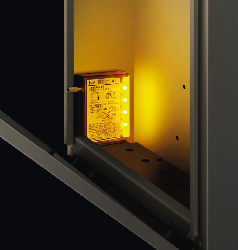 取り出し口を開くと点灯するポストライトに対応。　三協アルミ　モダン　おしゃれ　エクステリア　愛知・名古屋の外構専門店パートナーホームのエクステリア　製品一覧　ポスト　SWC型　|パートナーホーム