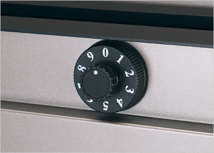 簡易錠（ダイヤル式）を標準装備 簡易錠（ダイヤル式）を標準装備しています。　簡易錠（ダイヤル式）を標準装備 三協アルミ　モダン　おしゃれ　エクステリア　愛知・名古屋の外構専門店パートナーホームのエクステリア　製品一覧　ポスト　SMA型　|パートナーホーム