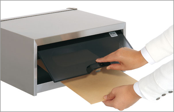 三協アルミ　モダン　おOS-1型：裏蓋（取り出し口） 前入れ後出しタイプです。 裏蓋は半透明のポリカーボネート製ですので、蓋をあけずに郵便物の確認ができます。 ※メール便には対応できません。しゃれ　エクステリア　愛知・名古屋の外構専門店パートナーホームのエクステリア　製品一覧　ポスト　ＯＳ型　|パートナーホーム