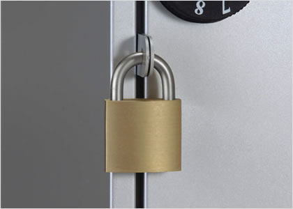 防犯性に配慮 市販の南京錠の取り付けもできます。　三協アルミ　モダン　おしゃれ　エクステリア　愛知・名古屋の外構専門店パートナーホームのエクステリア　製品一覧　ポスト　KA型　STS-2N型　|パートナーホーム