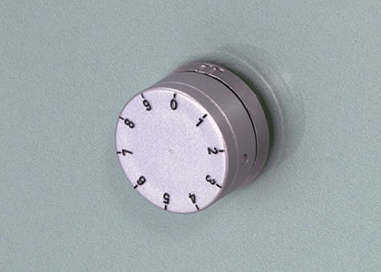 簡易錠（ダイヤル式）を標準装備 簡易錠（ダイヤル式）を標準装備しています。 三協アルミ　モダン　おしゃれ　エクステリア　愛知・名古屋の外構専門店パートナーホームのエクステリア　製品一覧　ポスト　SWM型　|パートナーホーム