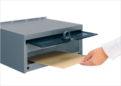 裏蓋保持機能付き 片手で郵便物を取り出せる裏蓋保持機能付きです。 三協アルミ　モダン　おしゃれ　エクステリア　愛知・名古屋の外構専門店パートナーホームのエクステリア　製品一覧　ポスト　SON型　|パートナーホーム