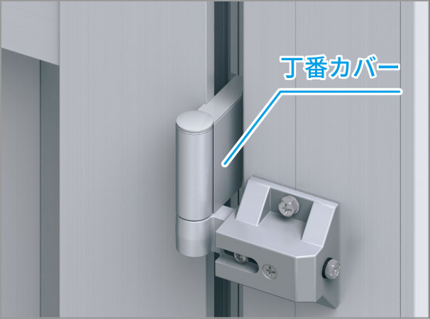 三協アルミ　門扉　モダン　おしゃれ　エクステリア　愛知・名古屋の外構専門店パートナーホームのエクステリア　製品一覧　形材門扉　エルファード　丁番カバー 吊元門柱の家側には丁番カバーを取り付け、すっきりとした仕上がりで、内観側においても意匠性の向上を図りました。|パートナーホーム