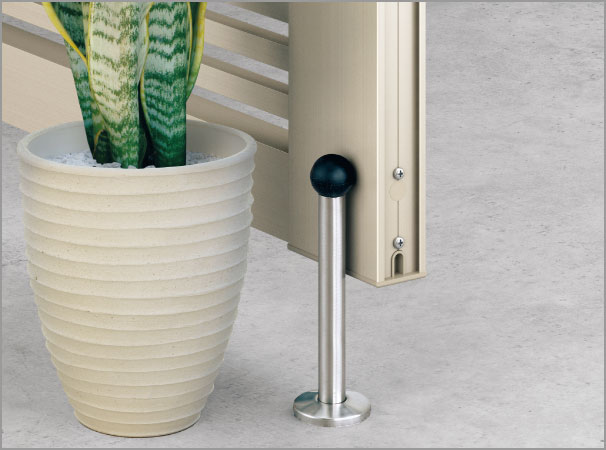 三協アルミ　門扉　モダン　おしゃれ　エクステリア　愛知・名古屋の外構専門店パートナーホームのエクステリア　製品一覧　形材門扉　エルファード　門扉ストッパー オプション 障害物との接触を防止する門扉ストッパーを用意しています。扉を開いた際の障害物との接触を防止します。 ●コンクリート以外の床面へは取り付けできません。|パートナーホーム