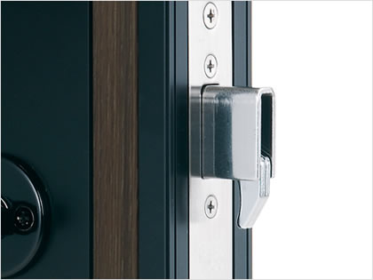 鎌付きデッドボルト ガタつきを抑えバールなどによるこじ破り攻撃に対しても強い鎌付きデッドボルトを採用しています。 三協アルミ　門扉　モダン　おしゃれ　エクステリア　愛知・名古屋の外構専門店パートナーホームのエクステリア　製品一覧　形材門扉　J.モダン　|パートナーホーム