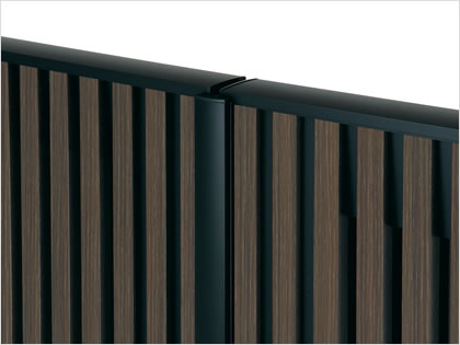 すき間ガードを標準装備 ●吊元側 ●錠側（両開きの場合） ●戸当り側（片開きの場合） 門柱と門扉または門扉と門扉のすき間を隠します。すき間ガード（吊元側・戸当り側）は門柱タイプおよびクローザ仕様の内開き専用です。※写真は錠側 三協アルミ　門扉　モダン　おしゃれ　エクステリア　愛知・名古屋の外構専門店パートナーホームのエクステリア　製品一覧　形材門扉　J.モダン　|パートナーホーム