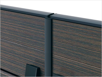 すき間ガードを標準装備 ●吊元側 ●錠側（両開きの場合） ●戸当り側（片開きの場合） 門柱と門扉または門扉と門扉のすき間を隠します。すき間ガード（吊元側・戸当り側）は門柱タイプおよびクローザ仕様の内開き専用です。※写真は錠側　三協アルミ　門扉　モダン　おしゃれ　エクステリア　愛知・名古屋の外構専門店パートナーホームのエクステリア　製品一覧　形材門扉　ラグレシア　|パートナーホーム