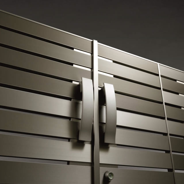 三協アルミ　門扉　モダン　おしゃれ　エクステリア　愛知・名古屋の外構専門店パートナーホームのエクステリア　製品一覧　形材門扉　リフレア　－3型－ グラデーションのように色調の異なる格子を組み合わせた「ボーダー」パターン|パートナーホーム