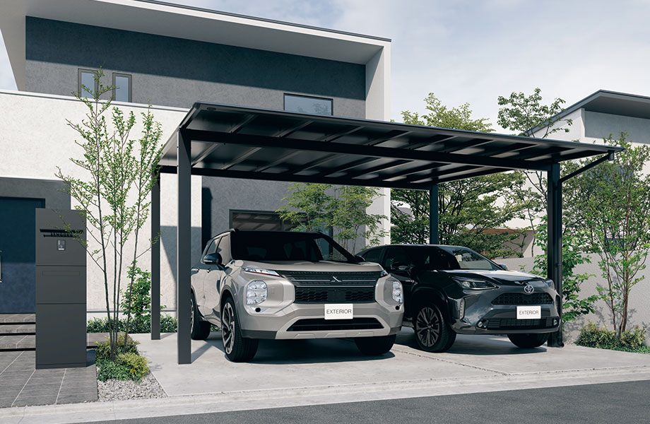 三協アルミ　カーポート　モダン　おしゃれ　エクステリア　愛知・名古屋の外構専門店パートナーホームのエクステリア　製品一覧　スカイリード　透過性がなくマットな質感の屋根材 ブラックポリカーボネート板を追加。 本体色のブラックを合わせてシャドークールなカーポートを演出します。 ブラックポリカーボネート板 4つのポイント ①ブラックフォルム モノトーン系の住宅にマッチするオールブラックカーポート。 ②遮熱効果 太陽光をカットし、車内温度の昇温抑制効果あり。 ③汚れレス 透過性のない屋根で屋根上の汚れが気にならない。 ④ポリカーボネート板で高級感を演出 ポリカーボネート板価格の約2割UPで取り付け可能。|パートナーホーム