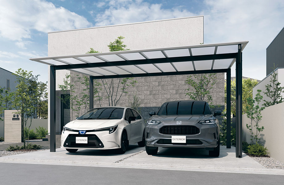 三協アルミ　カーポート　モダン　おしゃれ　エクステリア　愛知・名古屋の外構専門店パートナーホームのエクステリア　製品一覧　スカイリード　屋根をサンシルバー、柱・梁がブラックのコントラストで屋根が軽快に見えカーポートが主張しすぎずナチュラルな印象に。 モノトーン系のシンプル住宅にマッチするツートンカラーです。|パートナーホーム