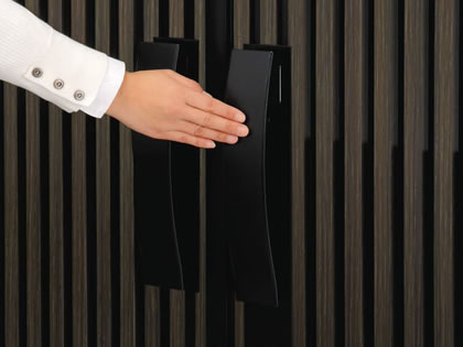 タッチ錠 把手は高級感あふれる幅広タイプを採用。お子様やお年寄りにも操作しやすい形状です。 外側からはレバーを押すだけ、内側からはレバーを引くだけで開く、操作しやすいタイプです。 三協アルミ　門扉　モダン　おしゃれ　エクステリア　愛知・名古屋の外構専門店パートナーホームのエクステリア　製品一覧　形材門扉　J.モダン　|パートナーホーム