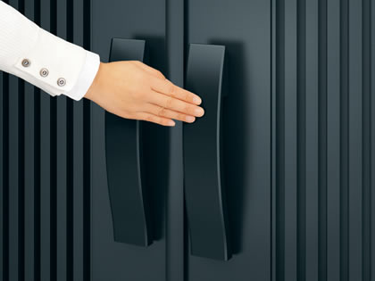 タッチ錠 把手は高級感あふれる幅広タイプを採用。お子様やお年寄りにも操作しやすい形状です。 外側からはレバーを押すだけ、内側からはレバーを引くだけで開く、操作しやすいタイプです。　三協アルミ　門扉　モダン　おしゃれ　エクステリア　愛知・名古屋の外構専門店パートナーホームのエクステリア　製品一覧　形材門扉　モンブレム　|パートナーホーム