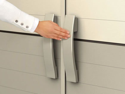 三協アルミ　門扉　モダン　おしゃれ　エクステリア　愛知・名古屋の外構専門店パートナーホームのエクステリア　製品一覧　形材門扉　リフレア　タッチ錠 把手は高級感あふれる幅広タイプを採用。お子様やお年寄りにも操作しやすい形状です。 外側からはレバーを押すだけ、内側からはレバーを引くだけで開く、操作しやすいタイプです。|パートナーホーム