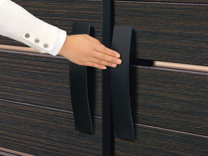 タッチ錠 把手は高級感あふれる幅広タイプを採用。お子様やお年寄りにも操作しやすい形状です。 外側からはレバーを押すだけ、内側からはレバーを引くだけで開く、操作しやすいタイプです。　三協アルミ　門扉　モダン　おしゃれ　エクステリア　愛知・名古屋の外構専門店パートナーホームのエクステリア　製品一覧　形材門扉　ラグレシア　|パートナーホーム