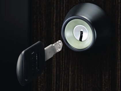 ディンプル錠 ピッキングやキーを複製されにくい、ディンプルキーを採用しています。 三協アルミ　門扉　モダン　おしゃれ　エクステリア　愛知・名古屋の外構専門店パートナーホームのエクステリア　製品一覧　形材門扉　J.モダン　|パートナーホーム