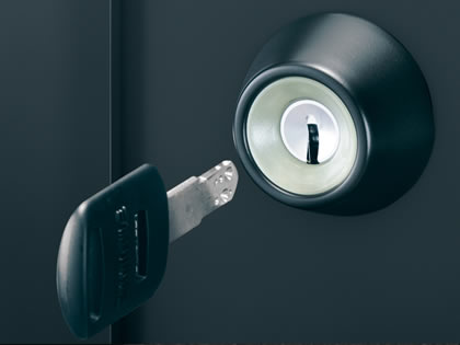 ディンプル錠 ピッキングやキーを複製されにくい、ディンプルキーを採用しています。　三協アルミ　門扉　モダン　おしゃれ　エクステリア　愛知・名古屋の外構専門店パートナーホームのエクステリア　製品一覧　形材門扉　モンブレム　|パートナーホーム