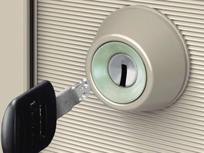 三協アルミ　門扉　モダン　おしゃれ　エクステリア　愛知・名古屋の外構専門店パートナーホームのエクステリア　製品一覧　形材門扉　リフレア　ディンプル錠 ピッキングやキーを複製されにくい、ディンプルキーを採用しています。|パートナーホーム