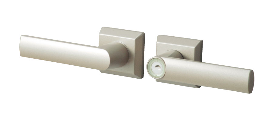 三協アルミ　門扉　モダン　おしゃれ　エクステリア　愛知・名古屋の外構専門店パートナーホームのエクステリア　製品一覧　形材門扉　エルファード　打掛け錠（スタンダードタイプ） お求めやすい価格の錠前 外側からはレバーを押し下げて、内側からはかんぬきを上方向に回転させて扉を開きます。 ●「蓄光樹脂」「ディンプル錠」「着脱式ツマミサムターン」を採用しています。|パートナーホーム