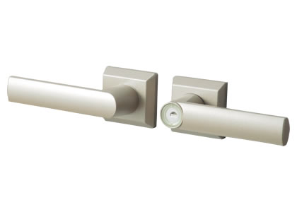 三協アルミ　門扉　モダン　おしゃれ　エクステリア　愛知・名古屋の外構専門店パートナーホームのエクステリア　製品一覧　形材門扉　フレイナ　打掛け錠（スタンダードタイプ） 外側からはレバーを押し下げて、内側からはかんぬきを上方向に回転させて扉を開きます。|パートナーホーム