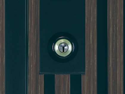 蓄光樹脂 外側の鍵穴のまわりには、夜間でも確認しやすい蓄光樹脂を採用し、鍵が入りやすいスリ鉢形状です。 三協アルミ　門扉　モダン　おしゃれ　エクステリア　愛知・名古屋の外構専門店パートナーホームのエクステリア　製品一覧　形材門扉　J.モダン　|パートナーホーム