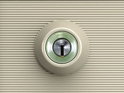 三協アルミ　門扉　モダン　おしゃれ　エクステリア　愛知・名古屋の外構専門店パートナーホームのエクステリア　製品一覧　形材門扉　リフレア　蓄光樹脂 外側の鍵穴のまわりには、夜間でも確認しやすい蓄光樹脂を採用し、鍵が入りやすいスリ鉢形状です。|パートナーホーム