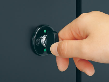 着脱式ツマミサムターン仕様 家側は状況により使い分けができる仕様で、工場出荷時は、ツマミ式となっていますが、現地でツマミ部を取りはずし、簡易錠〈コイン式〉としても使用できます。また、施解錠の状態が確認しやすい開閉マークを採用しています。　三協アルミ　門扉　モダン　おしゃれ　エクステリア　愛知・名古屋の外構専門店パートナーホームのエクステリア　製品一覧　形材門扉　モンブレム　|パートナーホーム