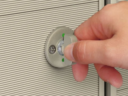 三協アルミ　門扉　モダン　おしゃれ　エクステリア　愛知・名古屋の外構専門店パートナーホームのエクステリア　製品一覧　形材門扉　リフレア　着脱式ツマミサムターン仕様 家側は状況により使い分けができる仕様で、工場出荷時は、ツマミ式となっていますが、現地でツマミ部を取りはずし、簡易錠〈コイン式〉としても使用できます。また、施解錠の状態が確認しやすい開閉マークを採用しています。|パートナーホーム