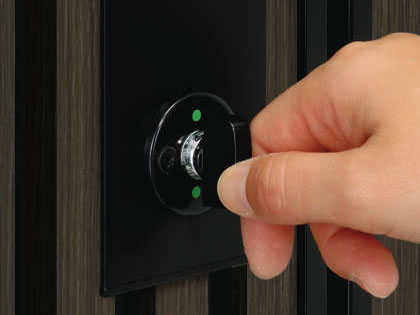 着脱式ツマミサムターン仕様 家側は状況により使い分けができる仕様で、工場出荷時は、ツマミ式となっていますが、現地でツマミ部を取りはずし、簡易錠〈コイン式〉としても使用できます。また、施解錠の状態が確認しやすい開閉マークを採用しています。 三協アルミ　門扉　モダン　おしゃれ　エクステリア　愛知・名古屋の外構専門店パートナーホームのエクステリア　製品一覧　形材門扉　J.モダン　|パートナーホーム