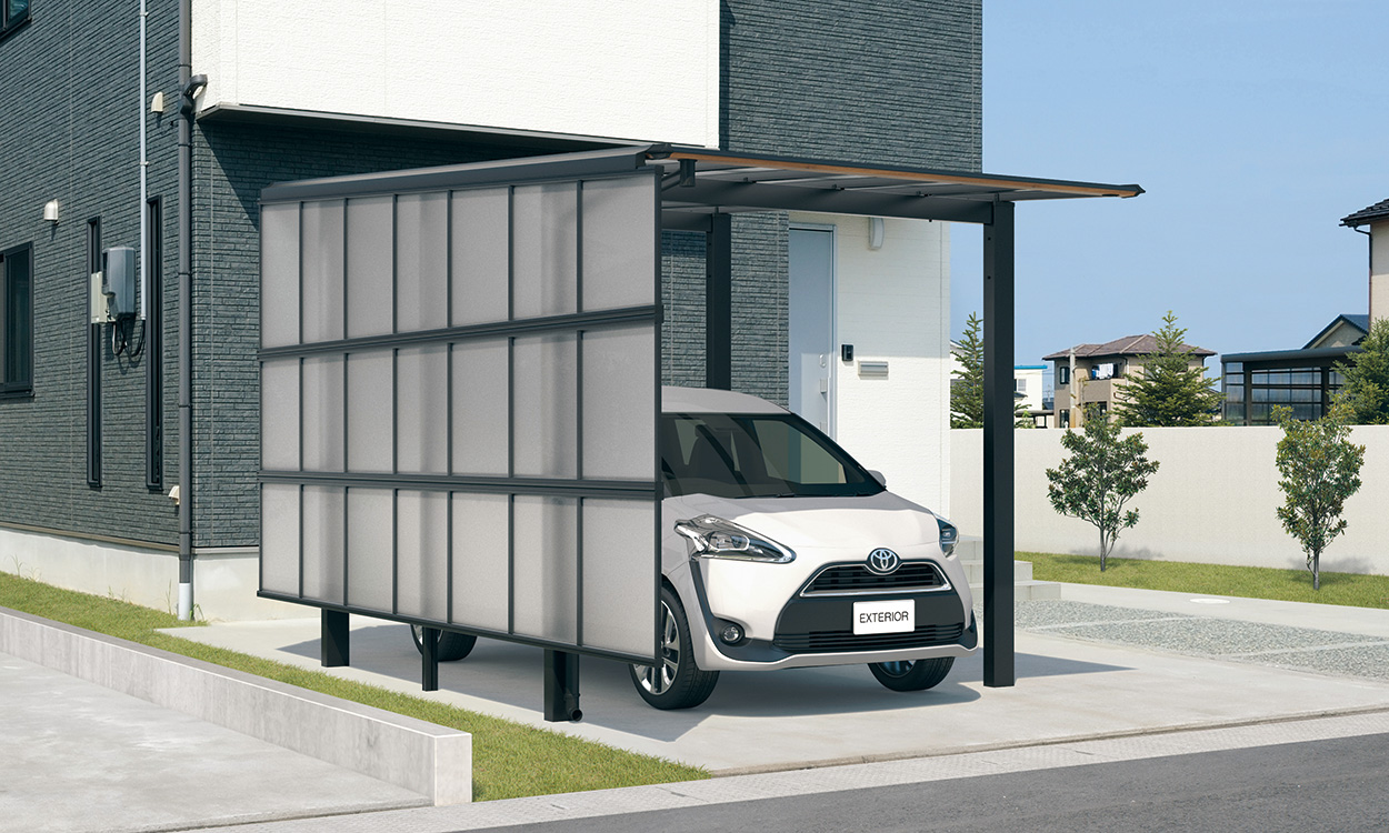 三協アルミ　カーポート　モダン　おしゃれ　エクステリア　愛知・名古屋の外構専門店パートナーホームのエクステリア　製品一覧　スカイリード　側面パネル 耐積雪量20cm仕様／木調屋根枠／YCK（クラフトチェリー・ブラック）／基本タイプ／5028／H25／ポリカーボネート板（かすみ調）：かすみ（SI）／オプション：側面パネル（片側3段仕様・台形＋H08＋H08）|パートナーホーム