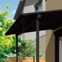 02 フラットなルーフに スリムな柱 ルーフは建物の意匠を極力そこなわないスリムでフラットなデザインに。柱はこだわりの円形で無駄のないキレイな仕上がりです。 タカショー　庭まわり　ガーデン　テラス　モダン　おしゃれ　エクステリア　愛知・名古屋の外構専門店パートナーホームのエクステリア　製品一覧　ポーチテラス ®　スリムスタイル　|パートナーホーム