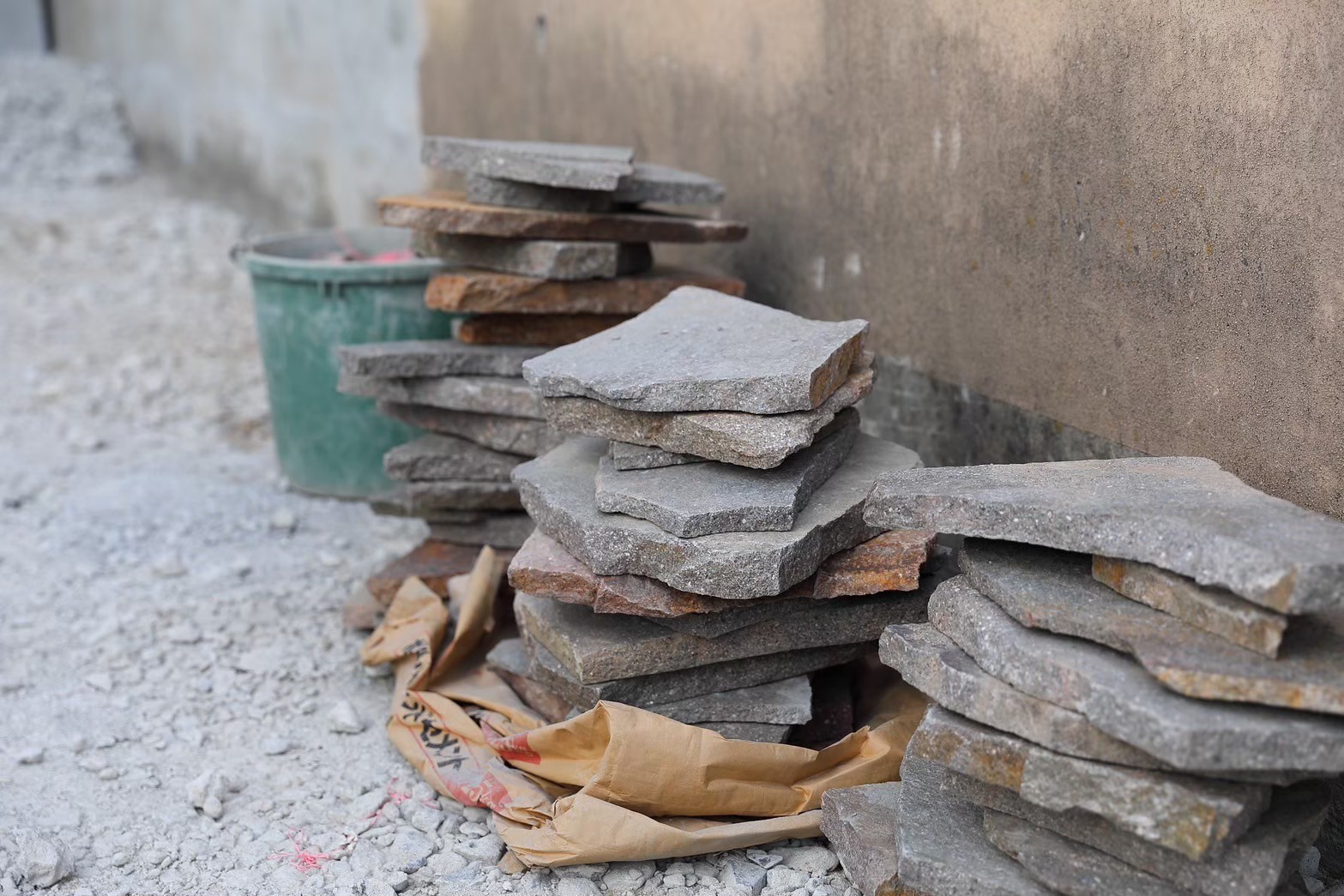 洋風　外構工事　エクステリア　乱張りタイル　乱貼り　アプローチタイル　イエロー　グレー　可愛い　おすすめ　|パートナーホーム