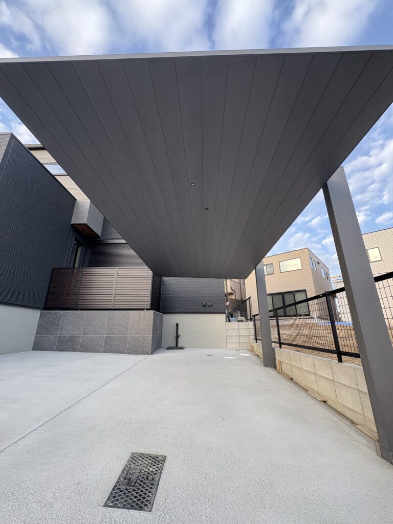限定カラーのカーポート施工👷/409【愛知・名古屋の外構工事専門店ブログ】LIXIL SC　テクチャードグレー　限定カラー　カーポート　おしゃれ　モダン|パートナーホーム