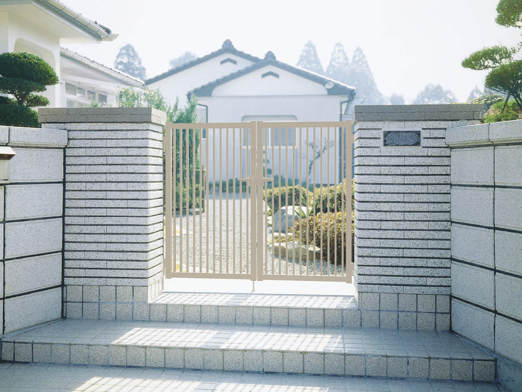 2型 アーバングレー／打掛け錠（VKｰKｰ1N）／0712　三協アルミ　門扉　モダン　おしゃれ　エクステリア　愛知・名古屋の外構専門店パートナーホームのエクステリア　製品一覧　形材門扉　末広|パートナーホーム