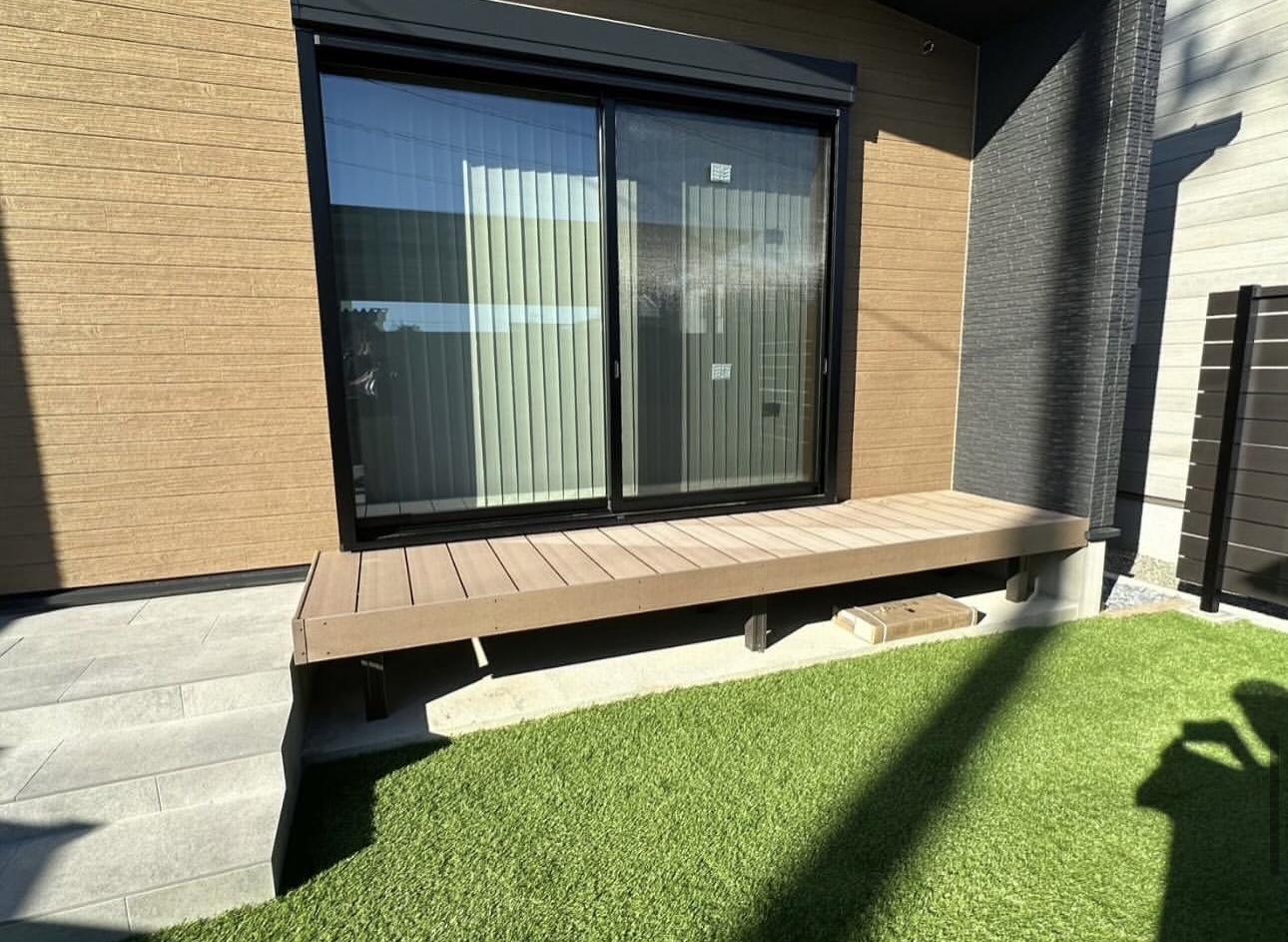 木彫ウッドデッキのお庭🪴|清須市　新築外構工事　お庭　ウッドデッキ　人工芝　アプローチ|パートナーホーム