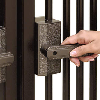 打掛け錠（LS-11） 外側からはレバーを押し下げて、内側からはかんぬきを上方向に回転させて扉を開きます。 三協アルミ　門扉　モダン　おしゃれ　エクステリア　愛知・名古屋の外構専門店パートナーホームのエクステリア　製品一覧　形材門扉　有磯|パートナーホーム