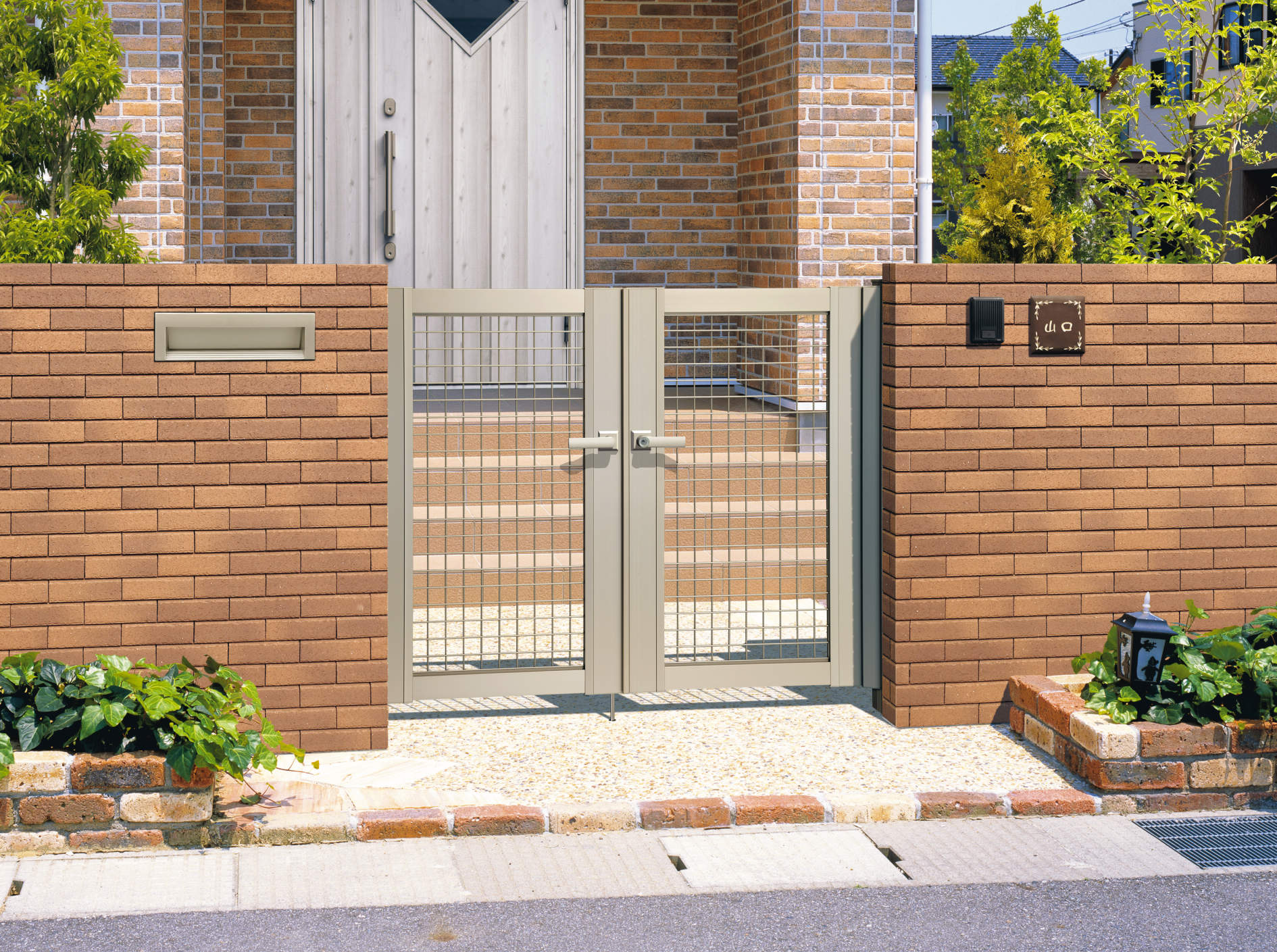 0712/すき間ガード（吊元側）/アーバングレー（UC）　三協アルミ　門扉　モダン　おしゃれ　エクステリア　愛知・名古屋の外構専門店パートナーホームのエクステリア　製品一覧　形材門扉　ニュータウンリード|パートナーホーム