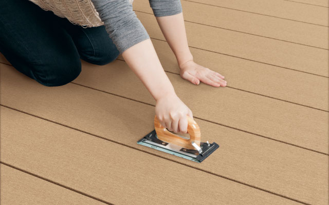 スタンダードタイプの場合 ・市販のサンドペーパー（60番）で表面を長手方向の節目に合わせ、キズなどが生じた部分を周囲と全体的にぼかす感じでこするときれいに補修できます。 ・平らな広い面を修復する場合、市販のサンドペーパーホルダー（サンドペーパーを取り付ける道具）を使うと楽に修復できます。 協アルミ　庭まわり　デッキ　ガーデンフロア　濡縁　モダン　おしゃれ　エクステリア　愛知・名古屋の外構専門店パートナーホームのエクステリア　製品一覧　人工木デッキ　ヴィラウッド　|パートナーホーム