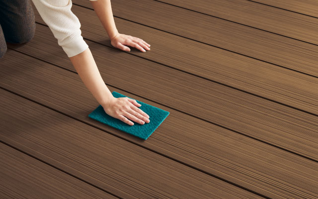 プレミアムタイプの場合 ・市販のナイロン不織布たわしで表面を長手方向の節目に合わせ、キズなどが生じた部分を周囲と全体的にぼかす感じでこするときれいに補修できます。 三協アルミ　庭まわり　デッキ　ガーデンフロア　濡縁　モダン　おしゃれ　エクステリア　愛知・名古屋の外構専門店パートナーホームのエクステリア　製品一覧　人工木デッキ　ヴィラウッド　|パートナーホーム