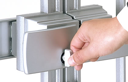 タッチ錠　着脱式ツマミサムターン仕様 家側は状況により使い分けができる仕様で、ツマミ部を取りはずし、簡易錠〈コイン式〉としても使用できます。また、施解錠の状態が確認しやすい開閉マークを採用しています。　三協アルミ　門まわり　モダン　おしゃれ　エクステリア　愛知・名古屋の外構専門店パートナーホームのエクステリア　製品一覧　鋳物門扉　マイリッシュS|パートナーホーム