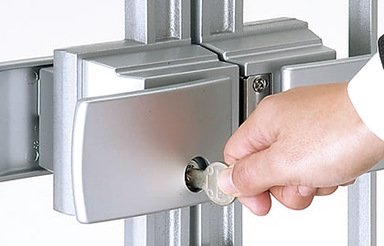 タッチ錠　内外（両面）ディンプル錠仕様 防犯性を重視される方は、内外ディンプル錠仕様のタッチ錠をおすすめします。　　三協アルミ　門まわり　モダン　おしゃれ　エクステリア　愛知・名古屋の外構専門店パートナーホームのエクステリア　製品一覧　鋳物門扉　マイリッシュS|パートナーホーム