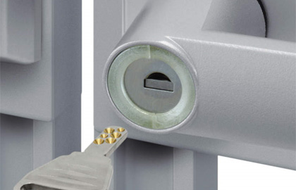 ディンプル錠 ピッキングやキーを複製されにくい、ディンプルキーを採用しています。　錠前（打掛け錠）　三協アルミ　門まわり　モダン　おしゃれ　エクステリア　愛知・名古屋の外構専門店パートナーホームのエクステリア　製品一覧　鋳物門扉　マイリッシュS|パートナーホーム