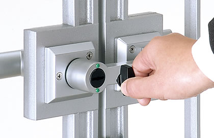 着脱式ツマミサムターン仕様 家側は状況により使い分けができる仕様で、ツマミ部を取りはずし、簡易錠〈コイン式〉としても使用できます。また、施解錠の状態が確認しやすい開閉マークを採用しています。　錠前（打掛け錠）　三協アルミ　門まわり　モダン　おしゃれ　エクステリア　愛知・名古屋の外構専門店パートナーホームのエクステリア　製品一覧　鋳物門扉　マイリッシュS|パートナーホーム