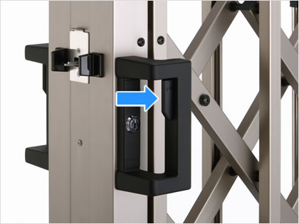 ハンドル形状 ハンドルを握る（ハンドル上部を押す）と連動してカマがはずれるワンアクション操作　三協アルミ　門まわり　モダン　おしゃれ　エクステリア　愛知・名古屋の外構専門店パートナーホームのエクステリア　製品一覧　伸縮門扉　エアリーナⅡ　ミニタイプ|パートナーホーム